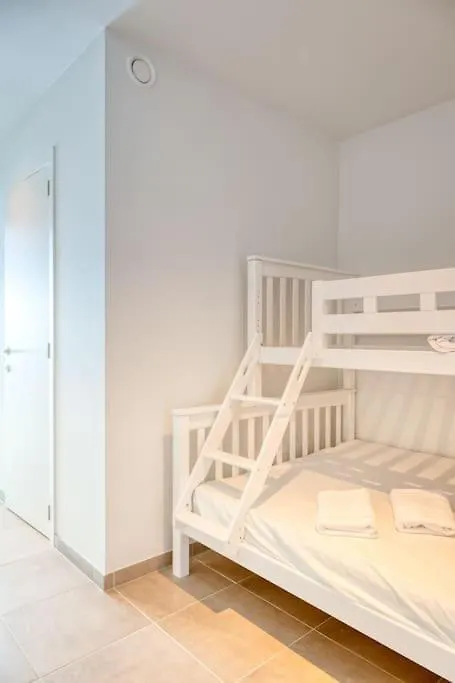 Family-Friendly Beachside Retreat For 5 In Ostend 0*,
